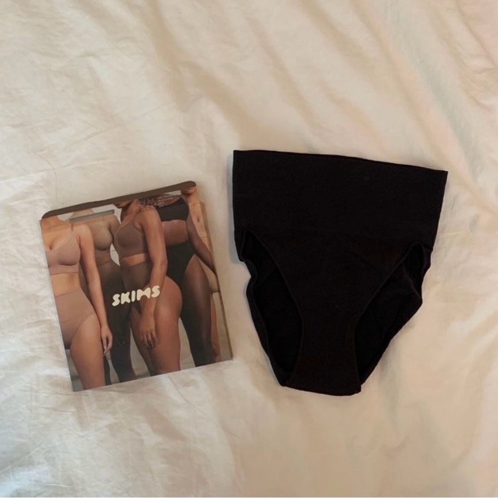 SKIMS core control brief ONYX (black) Size S/M NEW
